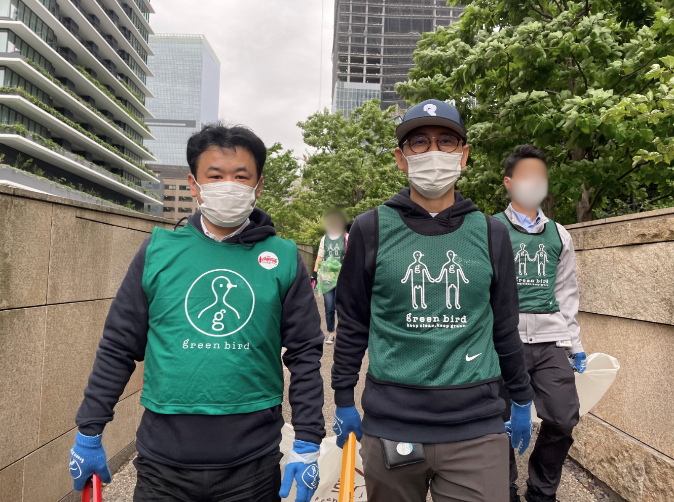 Shuichi Horioka, directeur de clientèle à ReMark, et Gang Pei, responsable de l'Asie du Nord à ReMark, ont pour mission de nettoyer Tokyo.