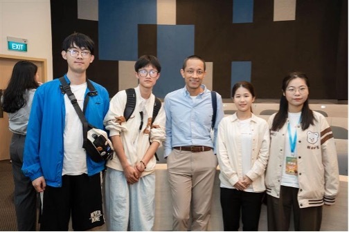 Vincent Shi, Chief Health Tech Business Officer, s'est rendu à l'université de gestion de Singapour